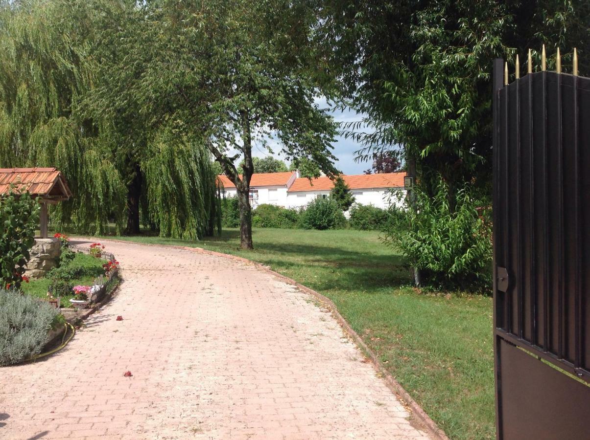 Bienvenue Chez Zina Hotel Vesoul Exterior photo